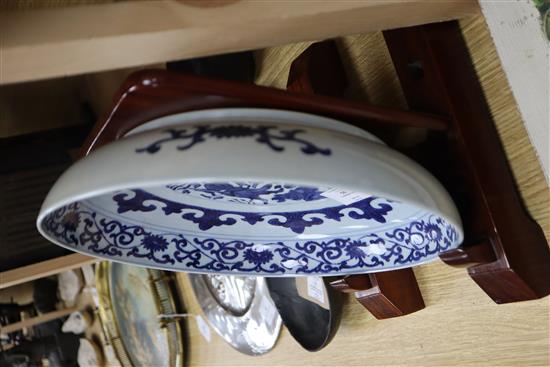 A Chinese blue and white dish, in Kangxi style, wood stand diameter 34cm